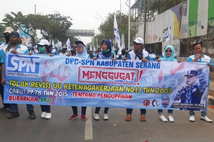 Aksi massa kaum buruh yang tergabung dalam Serikat Pekerja Nasional (SPN) di sekitar pintu depan gerbang Gedung DPR/MPR RI di Jakarta, Rabu (2/10/2019). ANTARA/Katriana