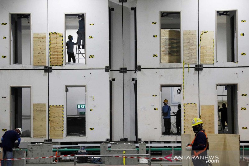 Pekerja membangun kamar di Connect @ Changi di Singapura, Senin (21/12/2020). Fasilitas tersebut dipersiapkan untuk menginap singkat bagi pelancong bisnis sebagai bagian dari inisiatif jalur perjalanan terpisah yang akan datang selama wabah penyakit coronavirus (COVID-19). ANTARA FOTO/REUTERS /Edgar Su/rwa.