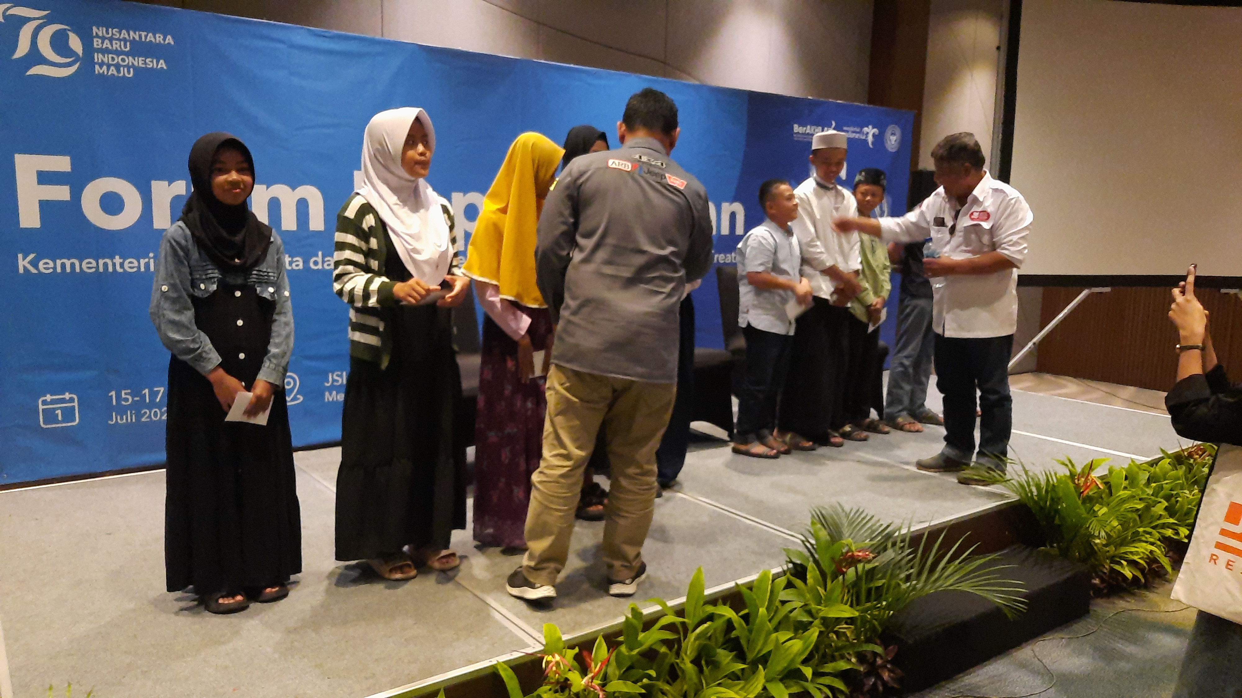 Yayasan JHL Merah Putih Kasih (JHL Foundation) memberikan santunan.