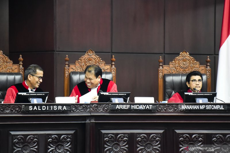 Hakim Konstitusi Saldi Isra dan Anwar Usman