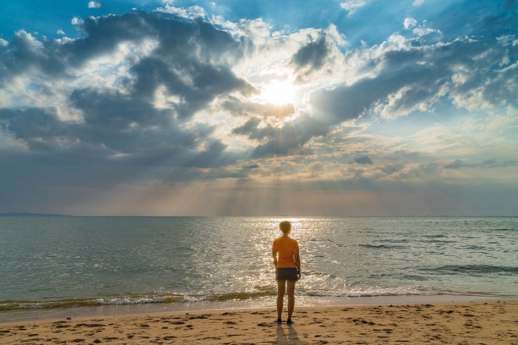 Pakai kaos polos bisa membuat kamu lebih santai lagi saat liburan. (Foto: Pixabay/qimono)