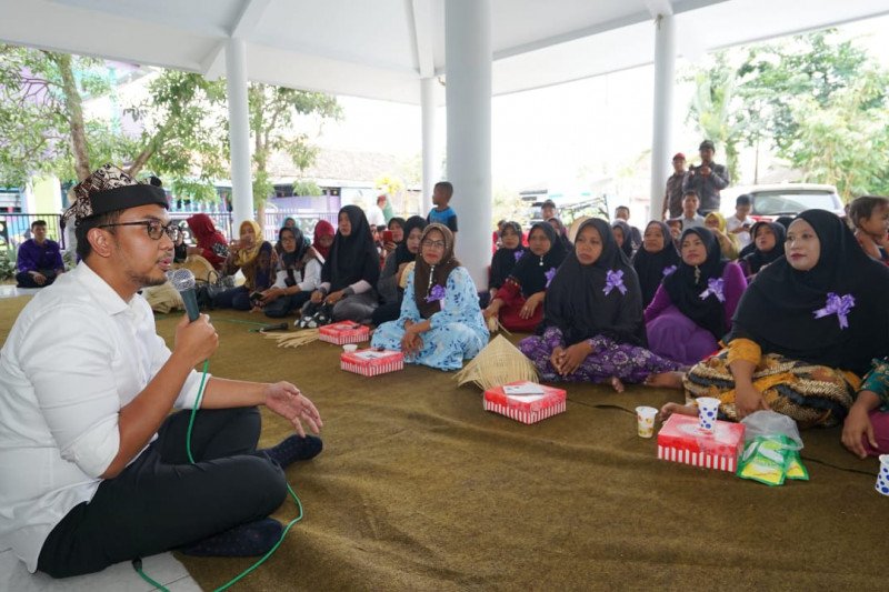 Stafsus Presiden RI, Andi Taufan Garuda Putra, saat berdialog dengan pelaku UMKM di Banyuwangi. Rabu (29-1-2020). ANTARA/HO-Humas Pemkab Banyuwangi