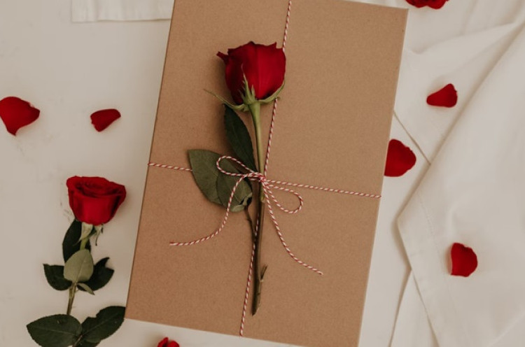Siapkan Hadiah Valentine Sesuai Bahasa Cinta Pasanganmu