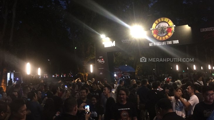Penonton Berkostum Hitam-Hitam Sudah Padati Stadion GBK