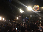 Penonton Berkostum Hitam-Hitam Sudah Padati Stadion GBK