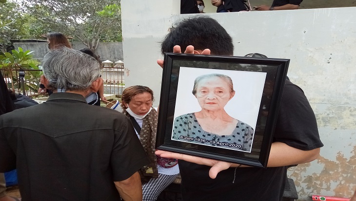 Foto Djuwarti (83), Ibunda komedian Tri Retno Prayudati alias Nunung Srimulat meninggal dunia karena sakit kanker lidah, Senin (20/4). (MP/Ismail)