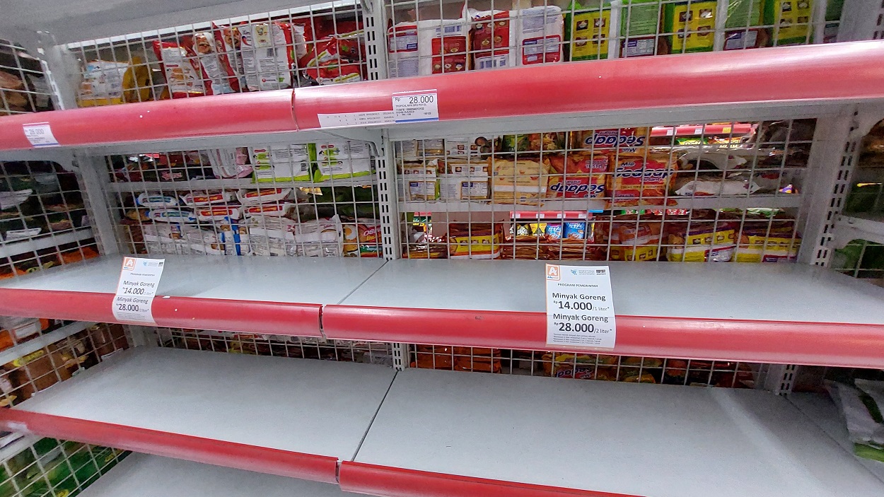 Harga minyak goreng di pasar modern Solo, Jawa Temgah dijual sesuai HET, tetapi stoknya kosong, Selasa (1/2). (MP/Ismail)
