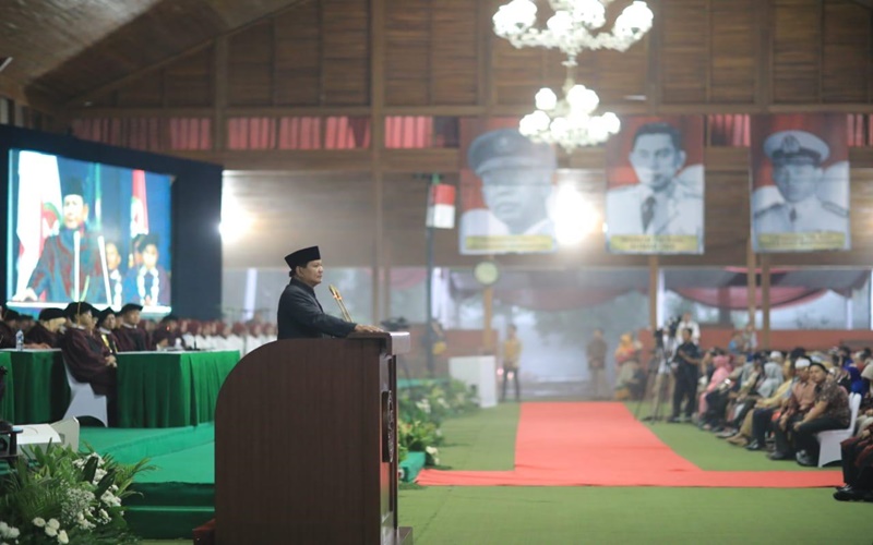 Prabowo menyampaikan sambutan dalam wisuda UKRI di Hambalang, Bogor