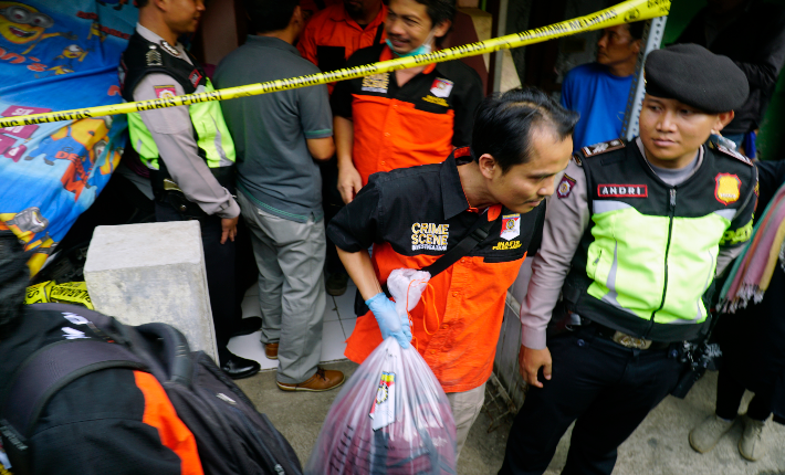 Densus 88 Geledah Rumah Terduga Teroris di Bandung 