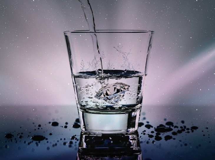Banyak minum air putih. (Foto: Pixabay/cocoparisienne)