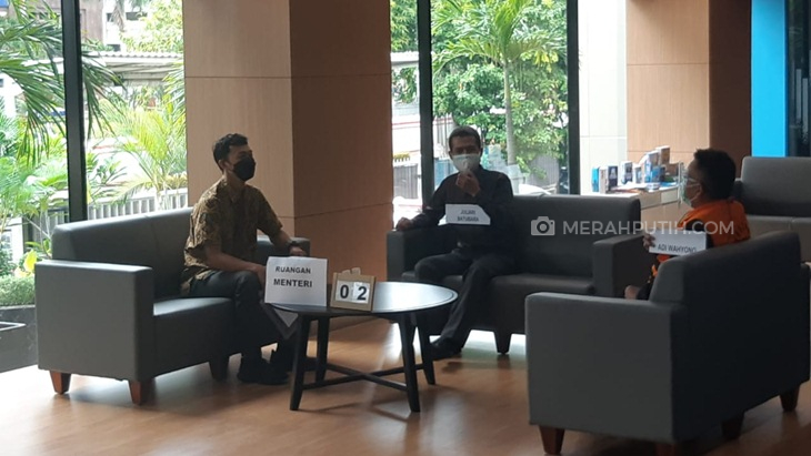 Rekonstruksi kasus dugaan suap pengadaan bantuan sosial penanganan COVID-19 untuk wilayah Jabodetabek, Senin (1/2), di gedung KPK. (Foto: MP/Ponco Sulaksono)