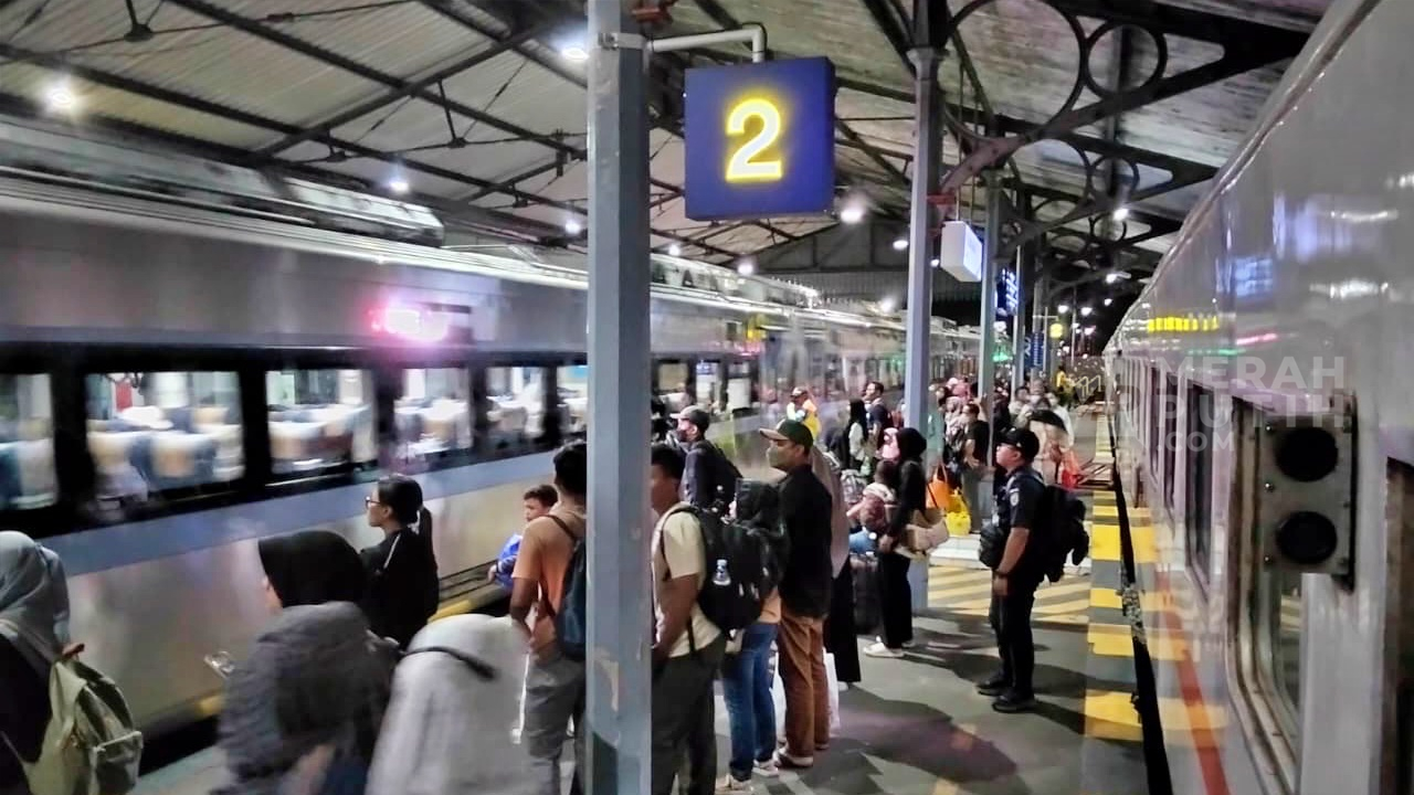 Arus Balik Natal 2025 Mulai Terasa, Penumpang Kereta yang Tiba di Jakarta Lampaui Keberangkatan