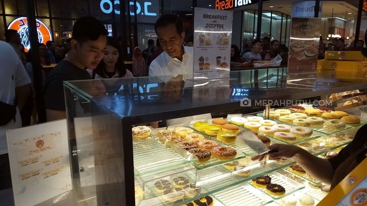 Di Hari Buruh, Jokowi Nge-Mall Bareng Keluarga Besar