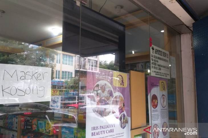 Salah satu apotek di Jakarta Selatan, memasang informasi "Masker Kosong" sejak dua hari terakhir. (ANTARA/Windi)