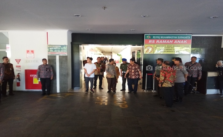 Mahfud MD Jenguk La Lembah Manah di RS PKU Muhammadiyah