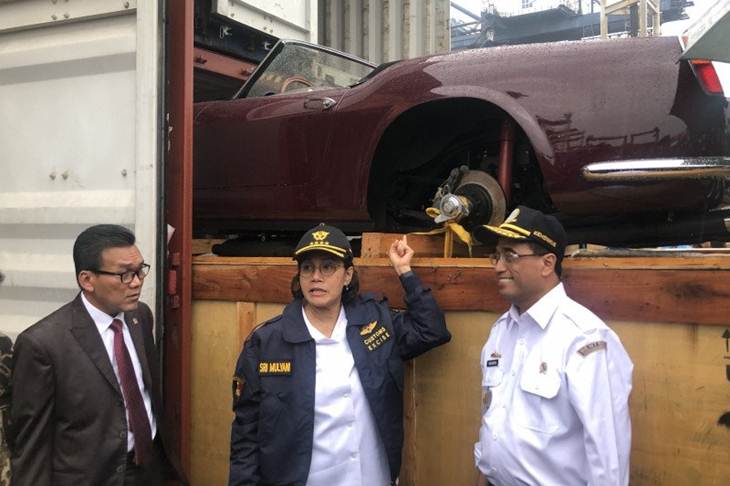 Menteri Keuangan Sri Mulyani Indrawati (tengah) dan Menteri Perhubungan Budi Karya Sumadi (kanan) di Gate Terminal Petikemas Koja, Jakarta, Selasa(17/12/2019). ANTARA/Astrid Faidlatul Habibah.