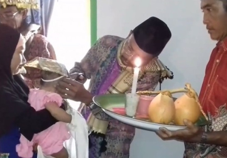 Tradisi Mencukur Rambut Bayi Ketika Bayi Berusia 40 hari