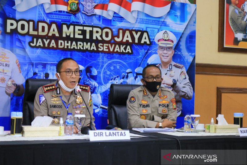 Direktur Lalu Lintas Polda Metro Jaya Komisaris Besar Polisi Sambodo Purnomo Yogo (kiri) dan Kepala Bidang Humas Polda Metro Jaya Komisaris Besar Polisi Yusri Yunus dalam konferensi pers rencana tindak lanjut pelarangan mudik di Mako Polda Metro Jaya, Rabu (22/4/2020). ANTARA/Polda Metro Jaya