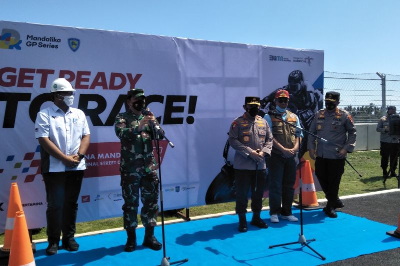 Kapolri Jenderal Pol Listyo Sigit Prabowo bersama Panglima TNI Marsekal Hadi Tjahjanto meninjau kesiapan Sirkuit di NTB. ANTARA/HO-Humas Mabes Polri