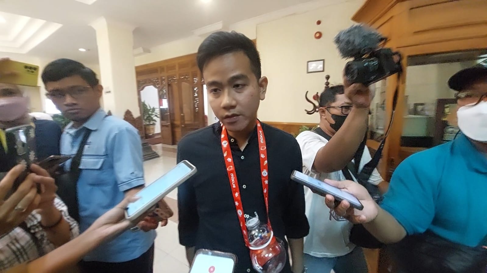 Kota Solo Gibran Rakabuming Raka tampak ngantor perdana di Balai Kota melepas masker, Rabu (4/1). (MP/Ismail)