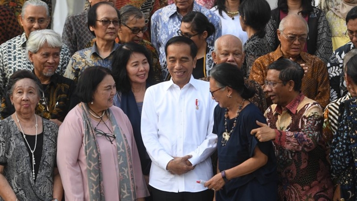 Presiden Joko Widodo (tengah) berbincang dengan sejumlah tokoh dan budayawan usai pertemuan di Istana Merdeka.(ANTARA FOTO/Akbar Nugroho Gumay/foc)