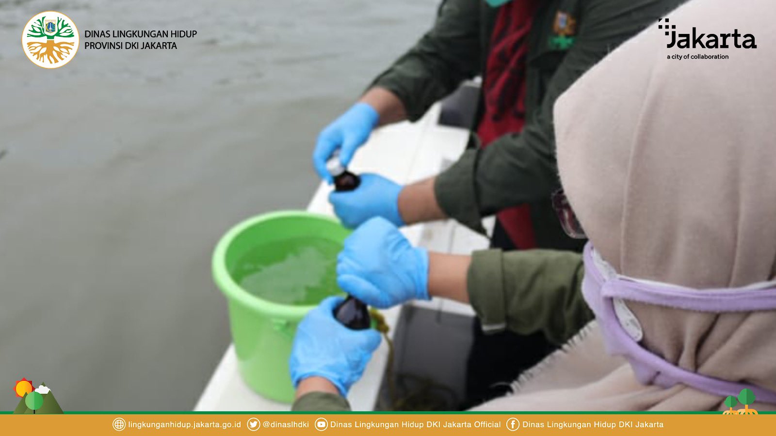 Dinas LH DKI Jakarta ambil sampel air laut diduga tercemar paracetamol. Foto: Twitter/Dinas LH DKI