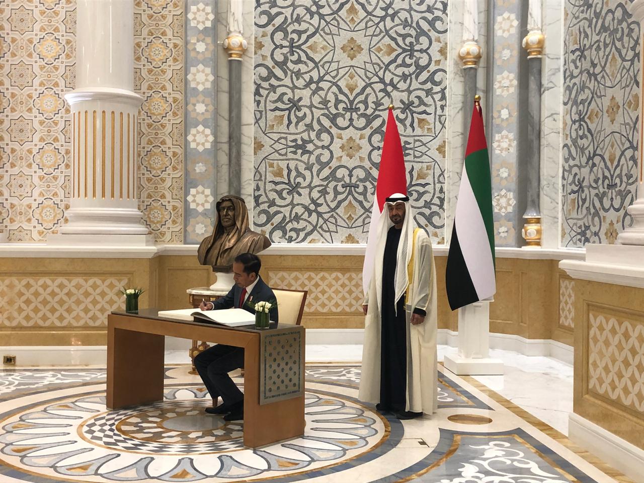 Disaksikan Pangeran Sheikh Mohammed Bin Zayed, Presiden Jokowi mengisi buku tamu saat tiba di Istana Qasr Al Watan, Abu Dhabi, UEA, Minggu (12/1) petang waktu setempat. (Foto: BPMI Setpres)