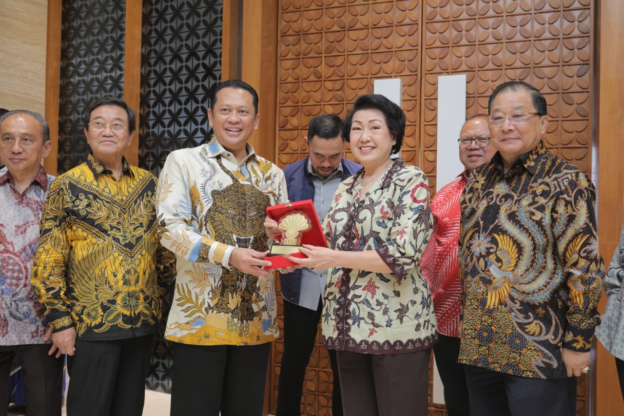 Ketua DPR RI Bambang Soesatyo menerima dan memberikan pengarahan kepada puluhan penerima beasiswa Perhimpunan Indonesia Tionghoa (INTI) S1, S2, dan S3 ke Tiongkok, RRT di Gedung Nusantara 3 DPR, Jakarta, Rabu (21/8).
