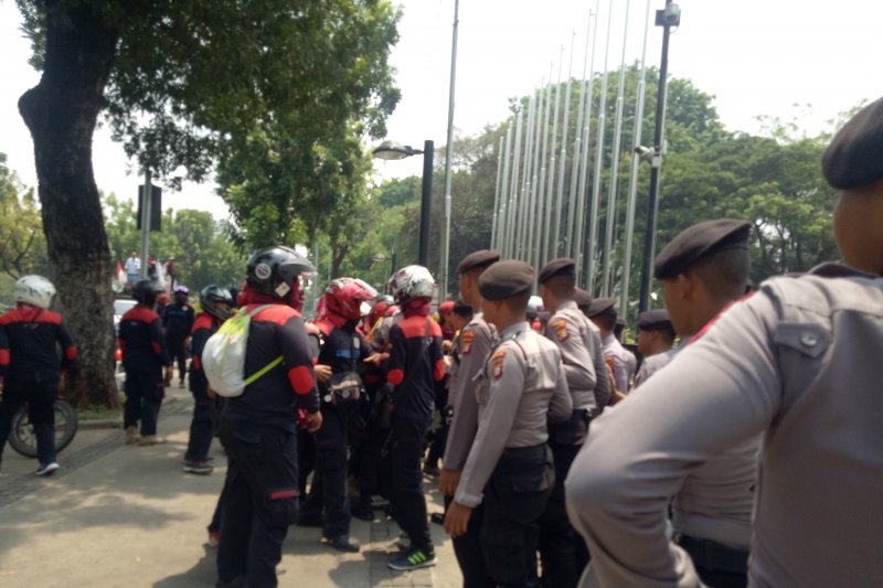 Massa FSPMI mendatangi Balai Kota DKI jakarta, Rabu (30/10/2019). (ANTARA/Livia Kristianti)