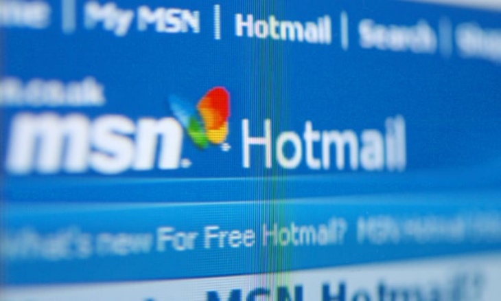 Jurnalis Microsoft di PHK dan digantikan robot. (Foto: The Guardian)