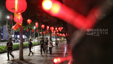 Keindahan Lampion Khas Imlek Hiasi Trotoar Jalan Sudirman Jakarta