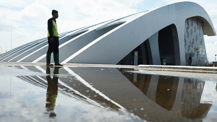 Petugas berjalan melintasi proyek pembangunan arena Pacuan Kuda Jakarta Internasional Equestrian Park Pulomas (JIEPP) di Jakarta, Selasa (3/4). Salah satu arena yang akan digunakan dalam Asian Games 2018 itu ditargetkan selesai pada Mei 2018. ANTARA FOTO/Akbar Nugroho Gumay/kye/18