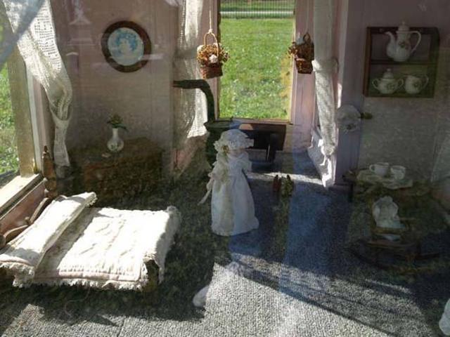 4 Rumah Boneka Milik Anak Kecil Yang Telah Tiada