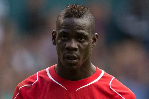 Aduh, Mario Balotelli Digigit Luis Suarez 