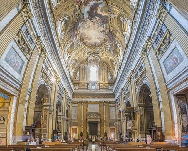 Arsitektur Indah Pada Langit-Langit Gereja Di Italia