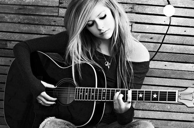 Avril Lavigne Akhirnya Muncul Kembali di Twitter 