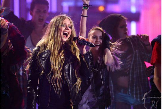 Avril Lavigne Dikabarkan Sakit