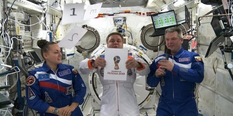 Bersama Astronot Rusia, FIFA Memperkenalkan Logo Piala Dunia 2018