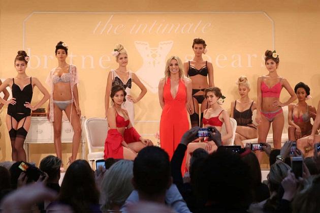 Britney Spear Pamer Lingerie di Acara New York Fashion Week, Lihat Videonya!