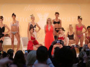 Britney Spear Pamer Lingerie di Acara New York Fashion Week, Lihat Videonya!