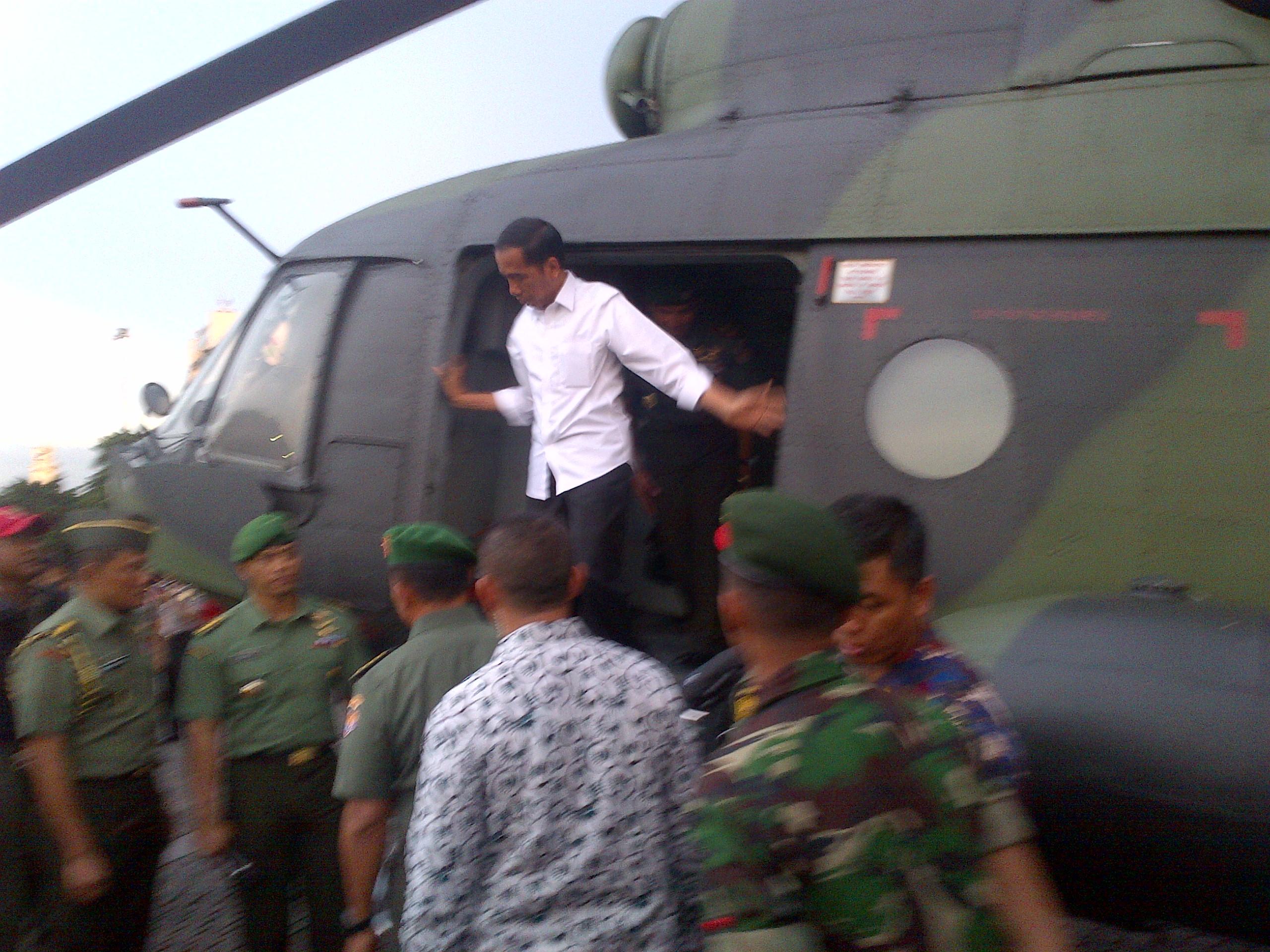 Di Pameran Alustista TNI AD, Jokowi Cek Enam Helikopter