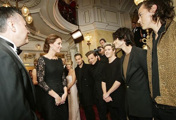Dibalut Gaun Hitam, Kate Middleton Tampil Bersinar