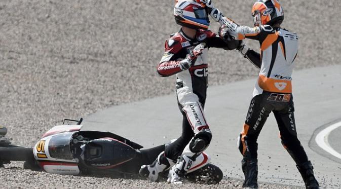 Dua Pembalap Adu Jotos Usai Tabrakan