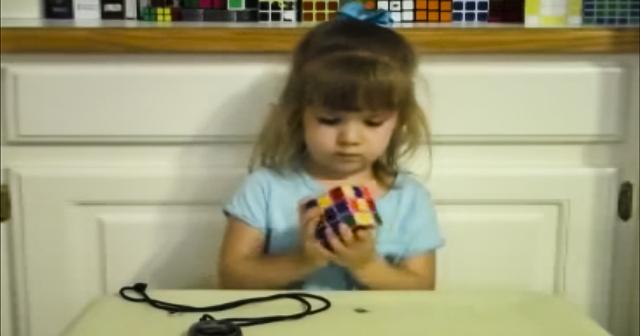 Emily si Bocah Cilik Pemain Rubik Tercepat
