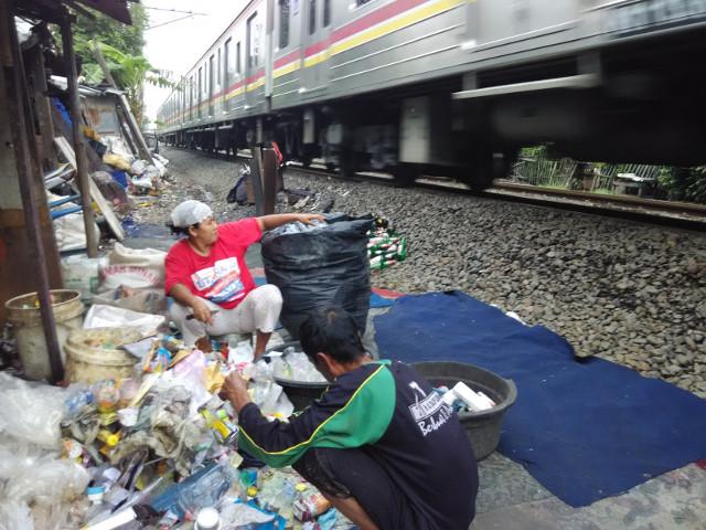 Secuil Kisah Kehidupan Pinggir Rel