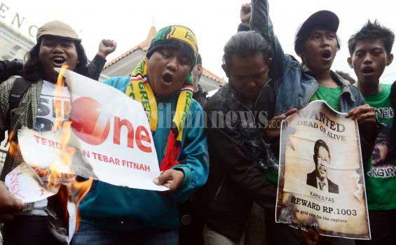 Jelang Tengah Malam, Massa Demo Kantor TV One