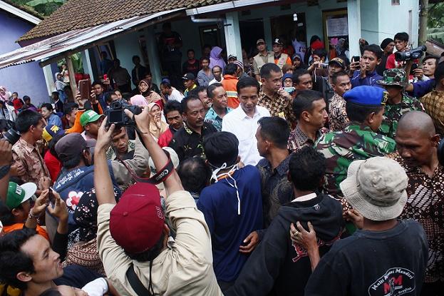 Jokowi Prioritaskan Proses Evakuasi Korban Longsor 