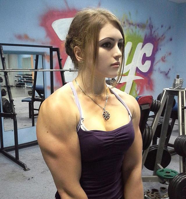 Julia Vins, Si Barbie Bertubuh Kekar