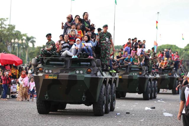 Keramahan TNI AD Dalam Pameran Alutsista