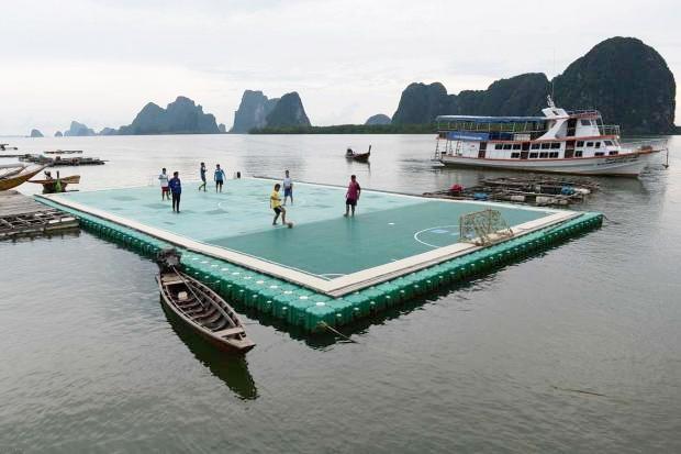 Keren! Ada Lapangan Sepakbola Mengambang di Thailand 